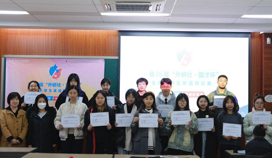 一群人站在室内合影中度可信度描述已自动生成