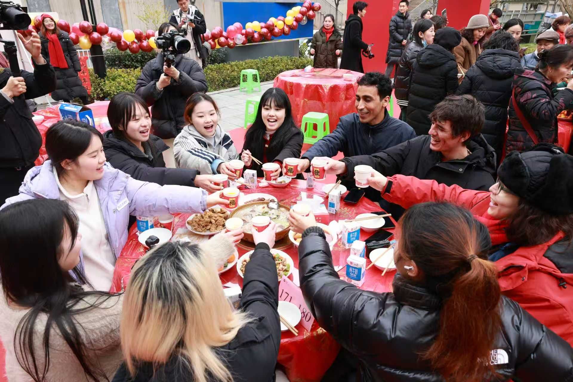 “译”心讲述中国梦，烟火百家汇温情—— 磁力搜索
翻译硕士研究生党支部携手留学生走进社区百家宴